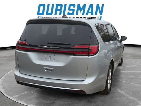 Used 2026 Chrysler Pacifica Select image 6