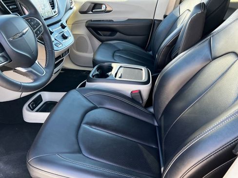 Used 2024 Chrysler Pacifica Touring-L image 10
