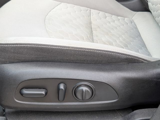 Used 2018 Chevrolet Equinox LT FWD image 11