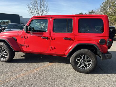 Used 2025 Jeep Wrangler Sahara image 11
