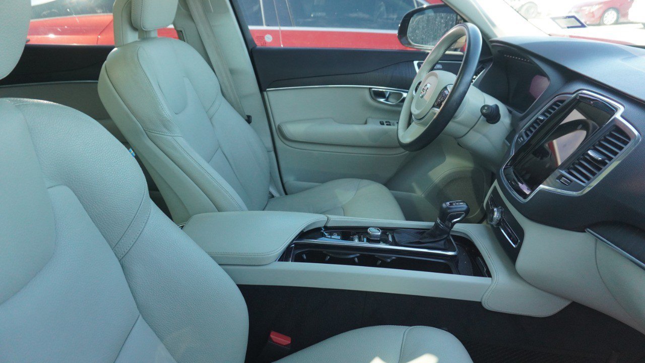 Used 2020 Volvo XC90 T5 Momentum w/ Protection Package Premier FWD image 11