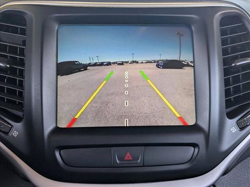 Used 2018 Jeep Cherokee Latitude Plus FWD image 13