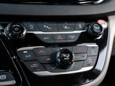 Used 2024 Chrysler Pacifica Touring-L FWD image 28