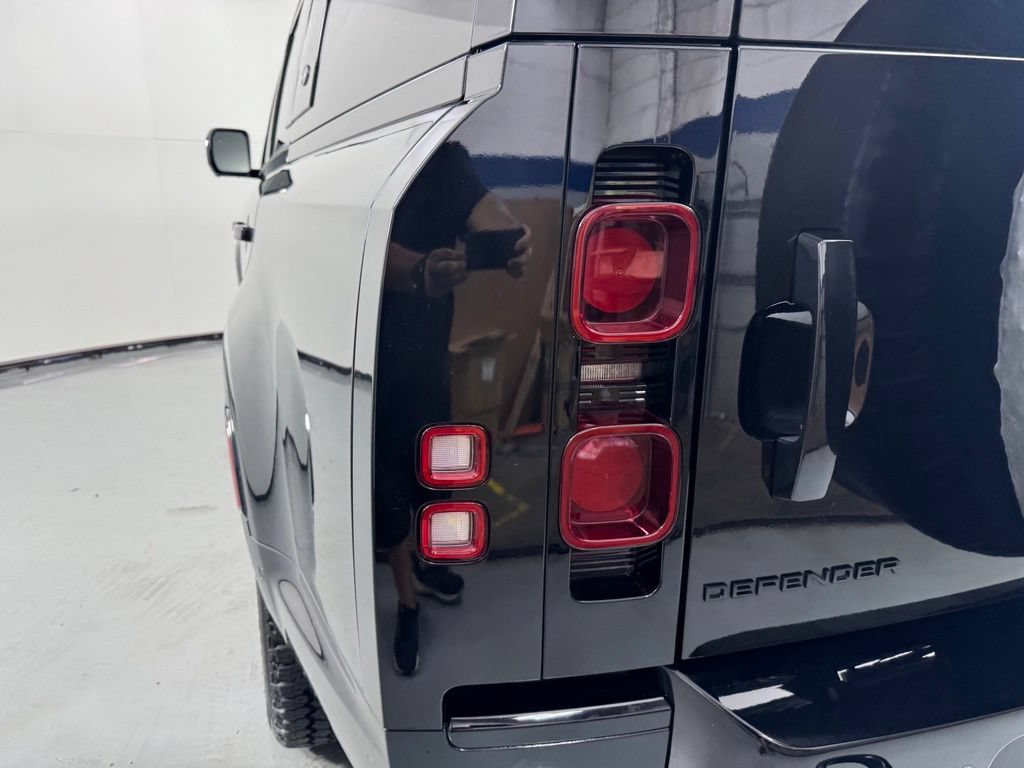 Used 2024 Land Rover Defender 130 X-Dynamic SE AWD/4WD image 7