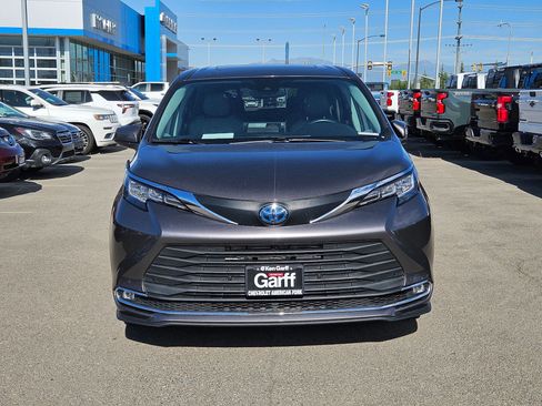 Used 2021 Toyota Sienna XLE AWD/4WD image 9