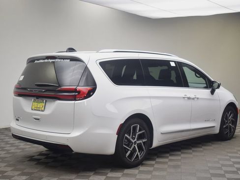 New 2027 Chrysler Pacifica Pinnacle FWD image 5