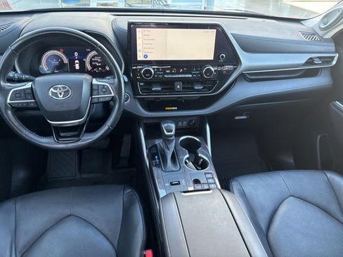 Used 2023 Toyota Highlander Limited image 2