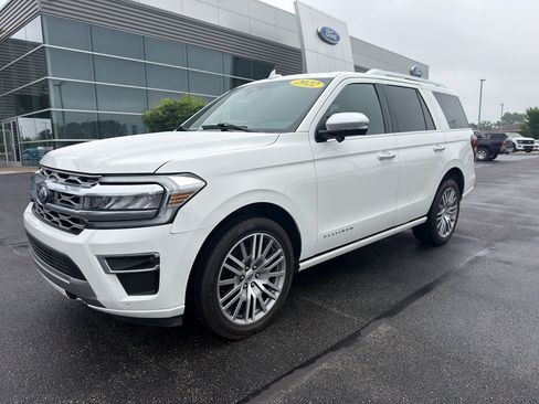 Used 2022 Ford Expedition Platinum AWD/4WD image 2