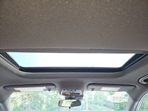 Used 2024 Chevrolet Trax RS w/ Sunroof Package FWD image 22