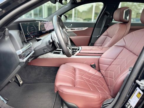 Used 2024 BMW 760i xDrive w/ Premium Package 2 image 26