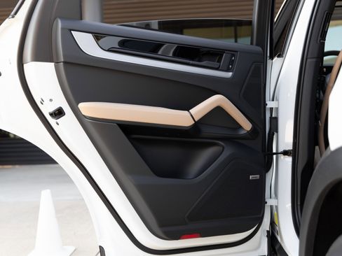 Certified 2025 Porsche Cayenne Coupe image 27