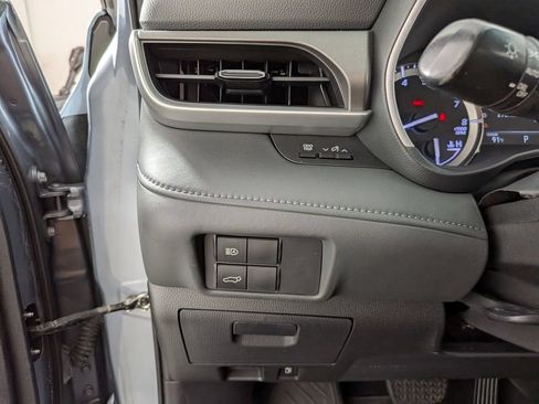 Used 2022 Toyota Highlander XLE AWD/4WD image 12