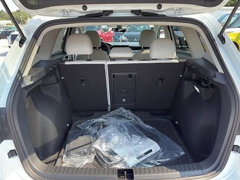 New 2025 Volkswagen Taos SE image 11