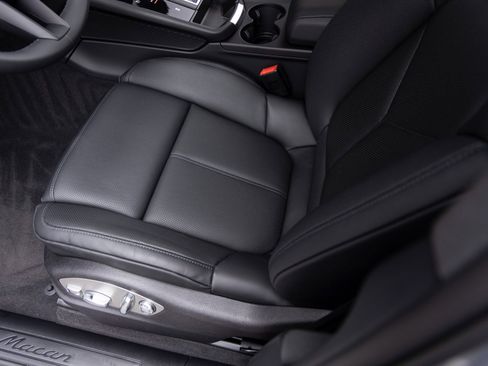 Used 2025 Porsche Macan image 22