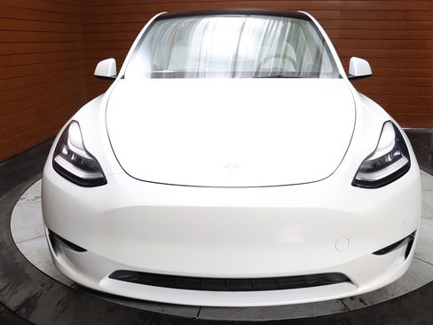 Used 2022 Tesla Model Y Long Range image 2