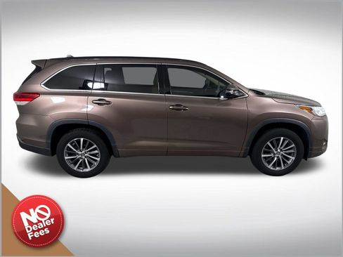 Used 2017 Toyota Highlander XLE FWD image 2