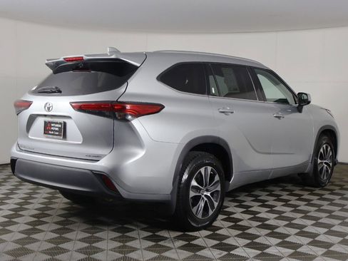 Used 2020 Toyota Highlander XLE image 11