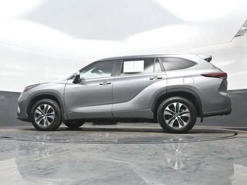 Used 2025 Toyota Highlander XLE image 31