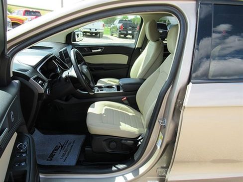 Used 2021 Ford Edge SE image 12