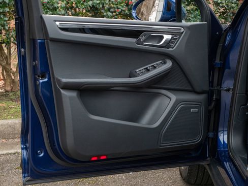 Certified 2025 Porsche Macan AWD/4WD image 32