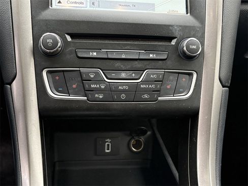 Used 2017 Ford Fusion SE w/ Fusion SE Technology Package image 18