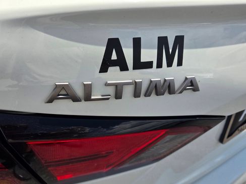 Used 2025 Nissan Altima 2.5 SV FWD image 11