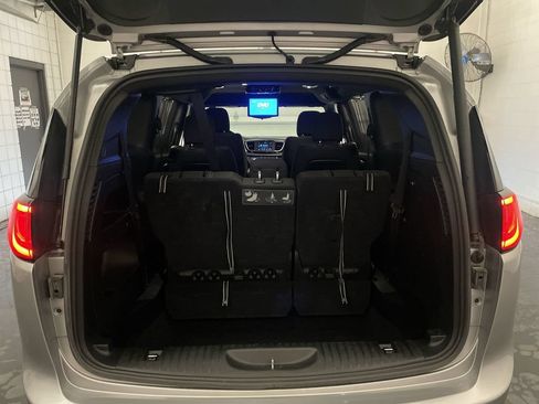 Used 2018 Chrysler Pacifica Touring Plus w/ S Appearance Package FWD image 18