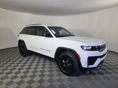 Used 2026 Jeep Grand Cherokee Altitude RWD image 2