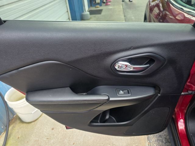 Used 2017 Jeep Cherokee Limited FWD image 18