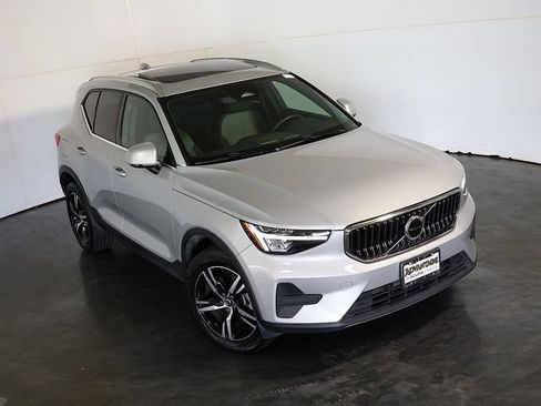 Used 2025 Volvo XC40 B5 Core AWD/4WD image 7