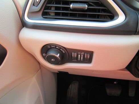 Used 2024 Chrysler Pacifica Touring-L FWD image 18