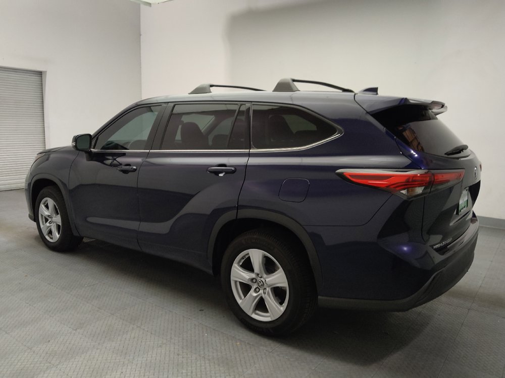 Used 2021 Toyota Highlander LE FWD image 3