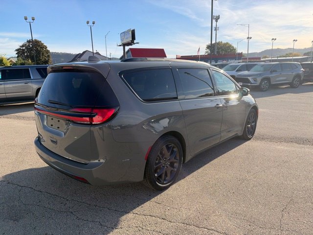 Used 2022 Chrysler Pacifica Touring-L w/ Uconnect Theater Family Group FWD image 3