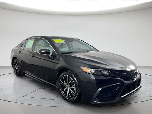 Used 2023 Toyota Camry SE AWD/4WD image 3