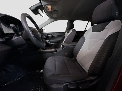 Used 2024 Chevrolet Trax LS w/ LS Convenience Package FWD image 21