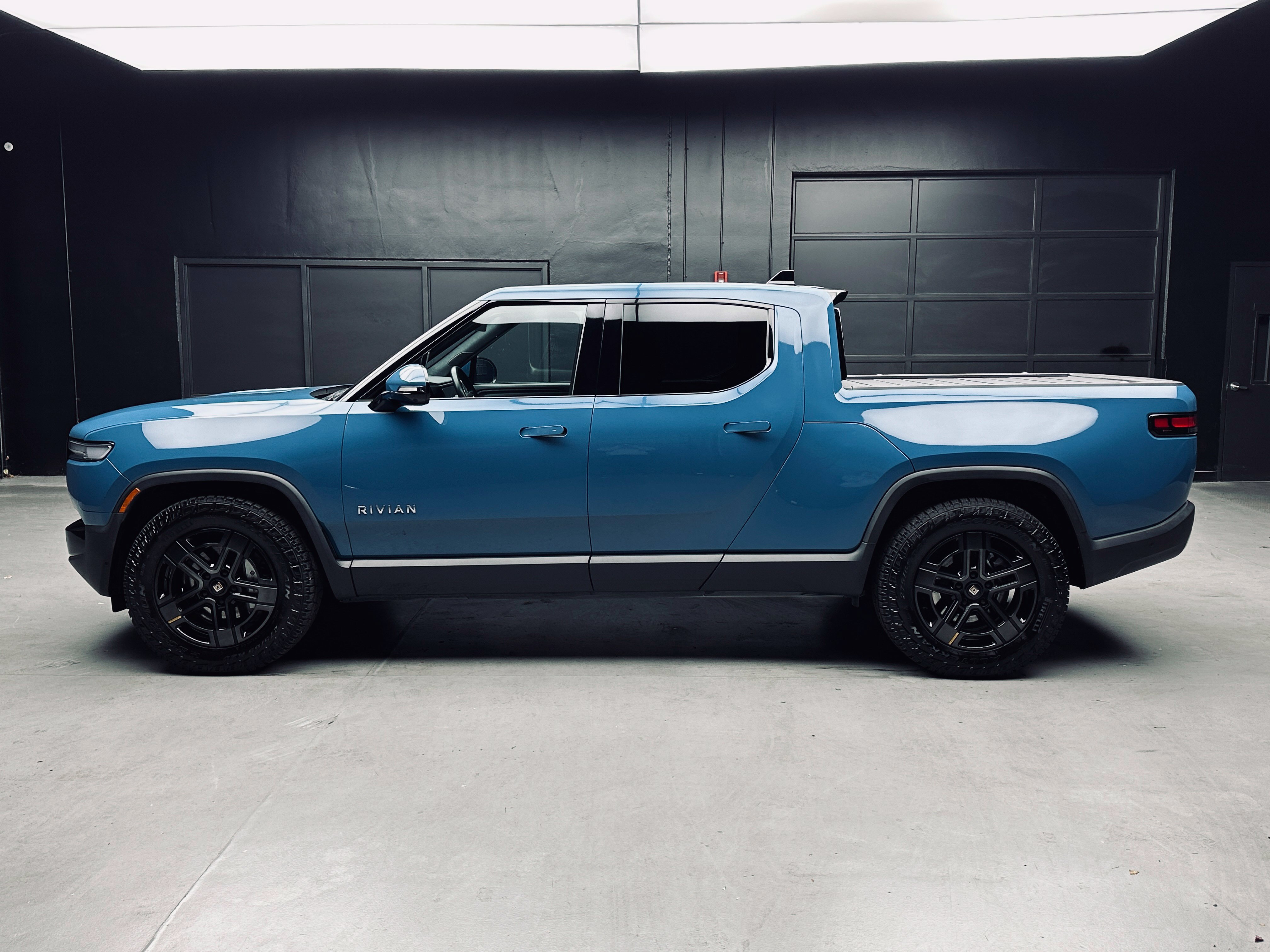 Used 2025 Rivian R1T Adventure Dual AWD/4WD image 5