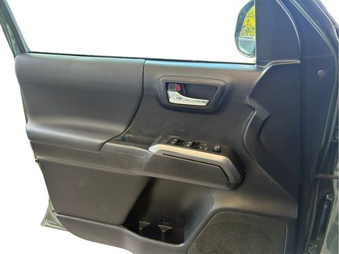 Used 2022 Toyota Tacoma TRD Sport w/ Technology Package RWD image 17