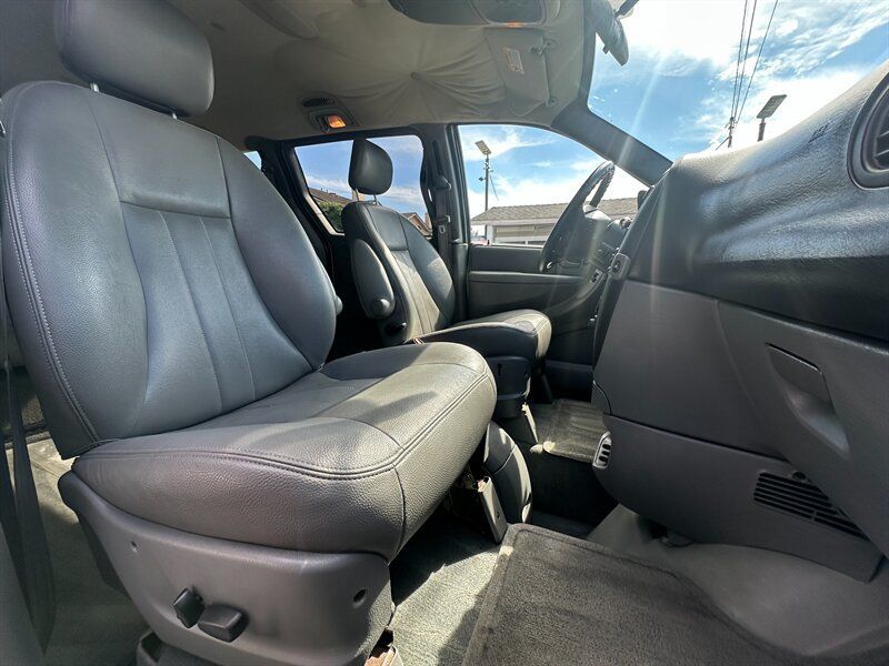 Used 2004 Dodge Grand Caravan SXT w/ Premium Group FWD image 14