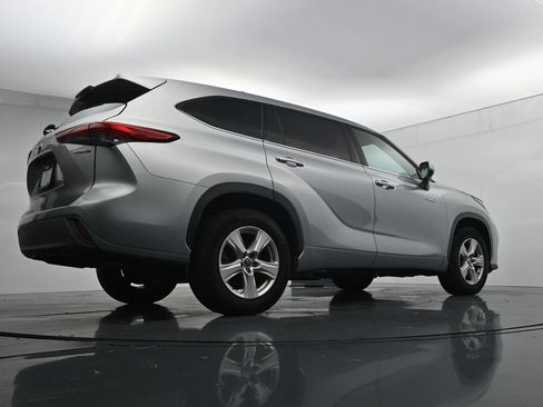 Used 2021 Toyota Highlander LE FWD image 23