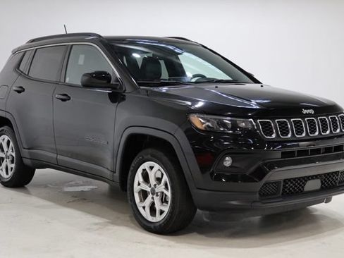 Used 2025 Jeep Compass Latitude w/ Sun & Sound Group AWD/4WD image 1