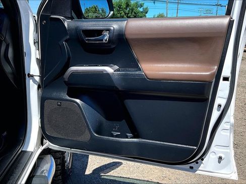 Used 2016 Toyota Tacoma Limited w/ Towing Package AWD/4WD image 23