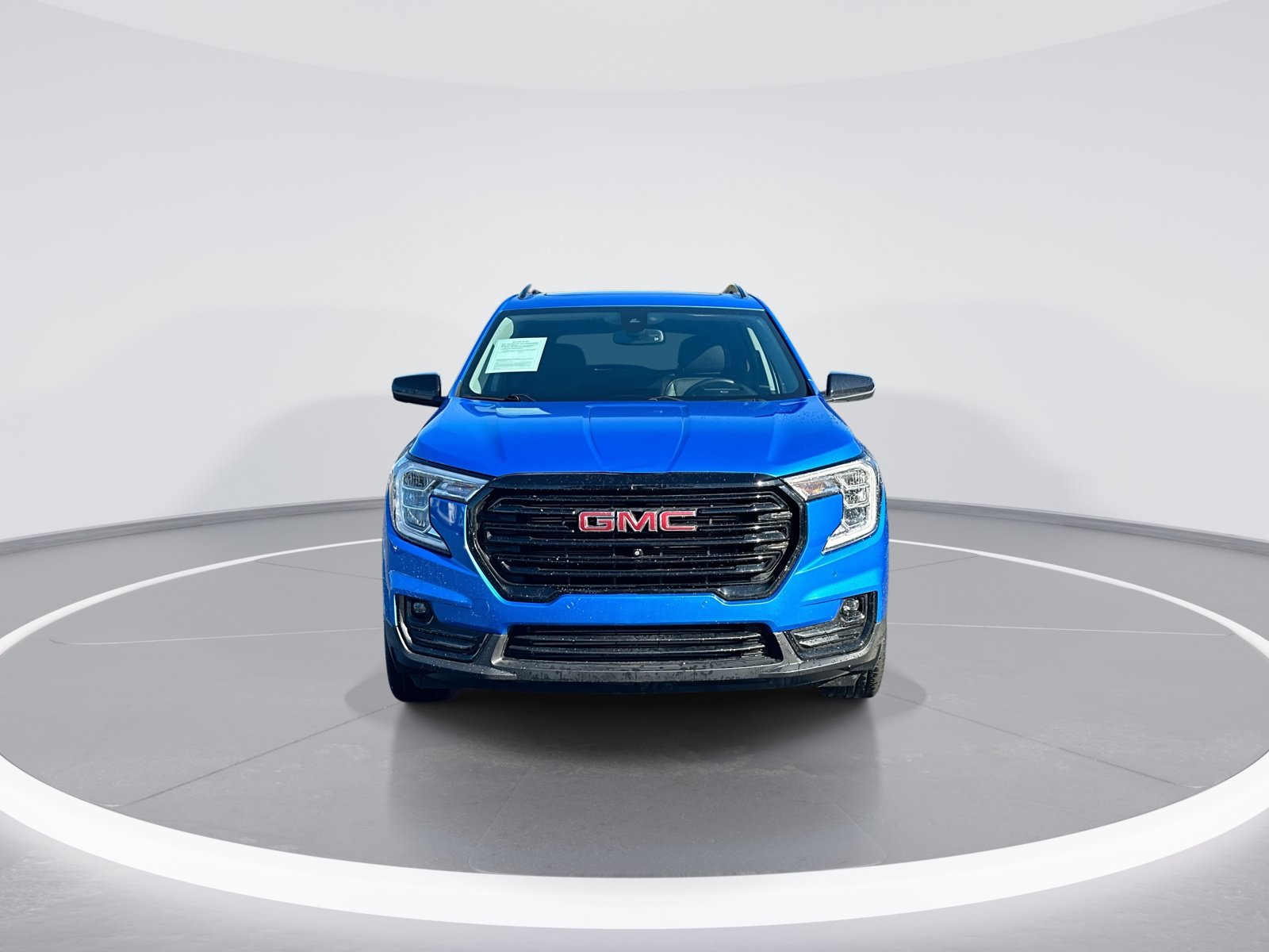 Used 2024 GMC Terrain SLT w/ Infotainment Package II FWD image 3