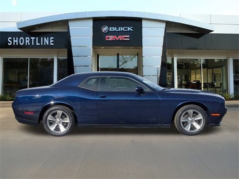 Used 2016 Dodge Challenger SXT image 2