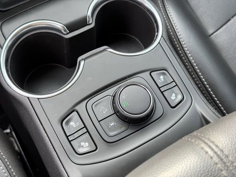 Used 2023 GMC Terrain SLT w/ Elevation Edition image 21