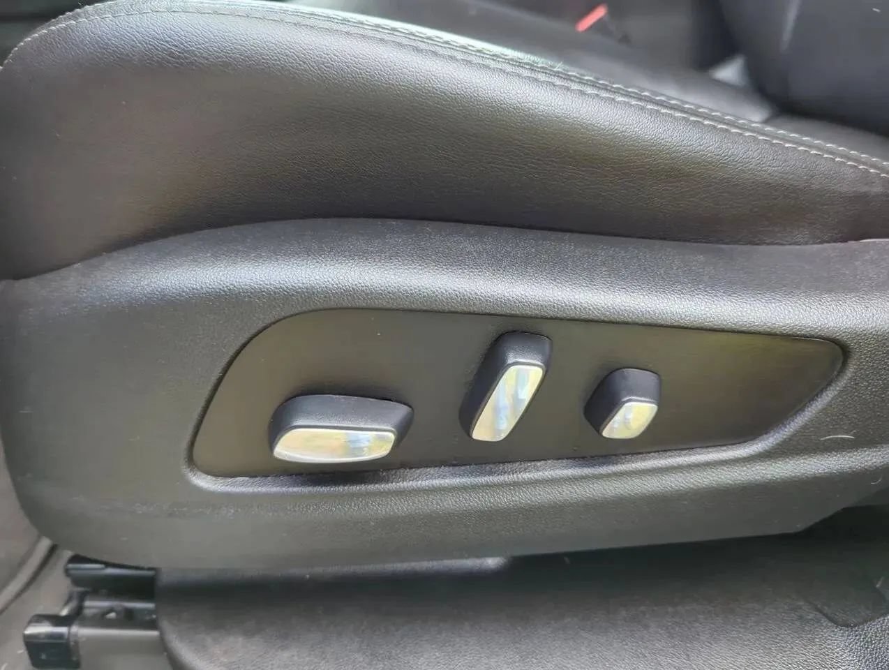 Used 2020 Cadillac XT5 Premium Luxury w/ LPO, Floor Liner Package FWD image 11