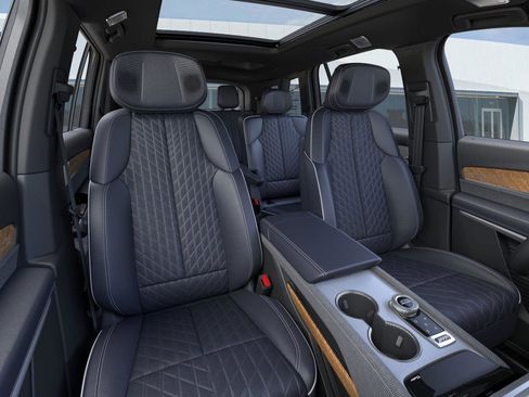 New 2026 Cadillac Vistiq Premium Luxury w/ LPO, Floor Liner Package image 17