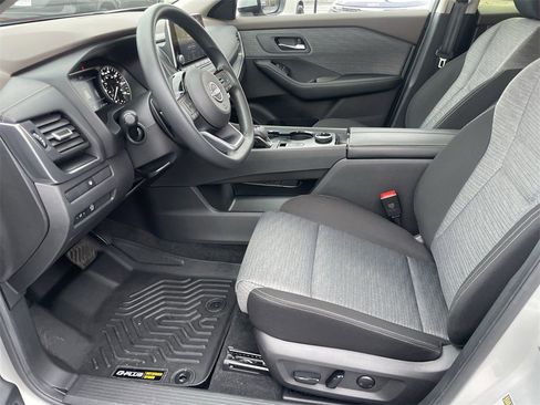 Used 2023 Nissan Rogue SV image 8