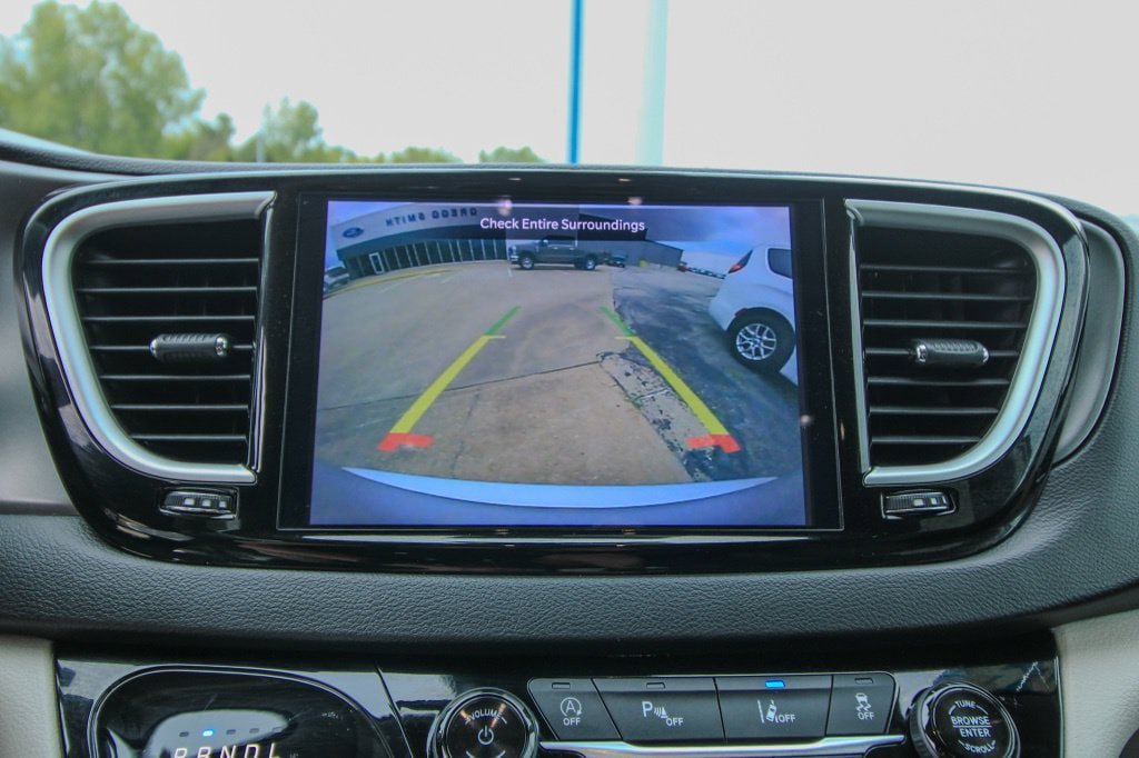 Used 2024 Chrysler Pacifica Touring-L FWD image 26