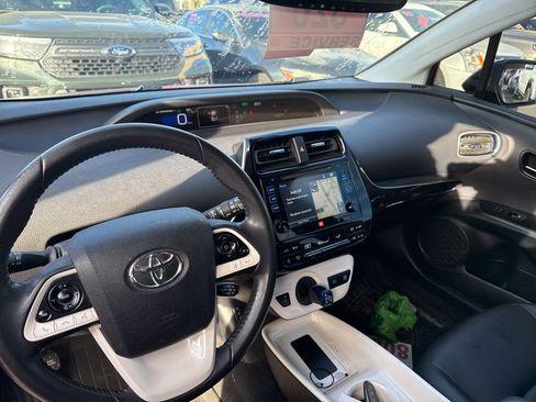 Used 2016 Toyota Prius Four Touring image 6