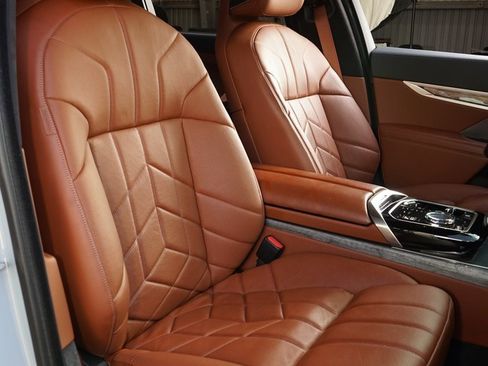 Used 2023 BMW 760i xDrive w/ Executive Package image 4